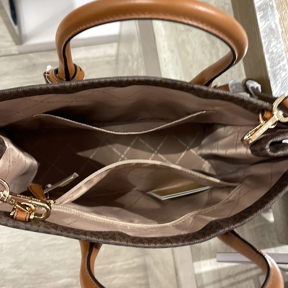 Michael Kors "Mirella" MD EW Tote Brown Shoulder Bag - 35F2G7ZT2B
Brown - Picture 8 of 16